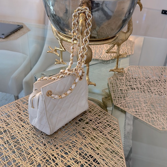 Authentic Chanel calfskin bag very good condition comes with authenticity card - Picture 4 of 9